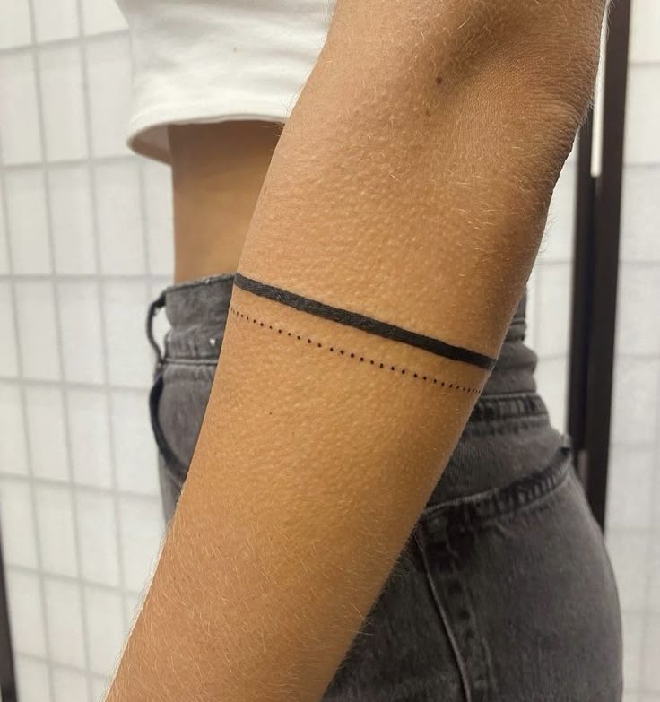Elegant Minimalist Armband Tattoo