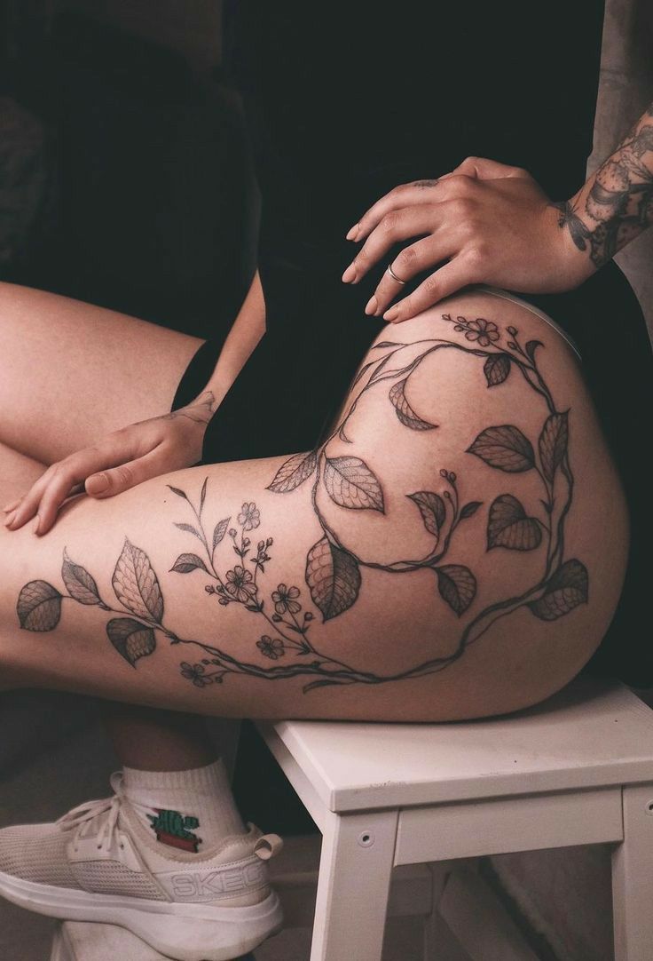 Elegant Floral Knee Tattoo Inspiration