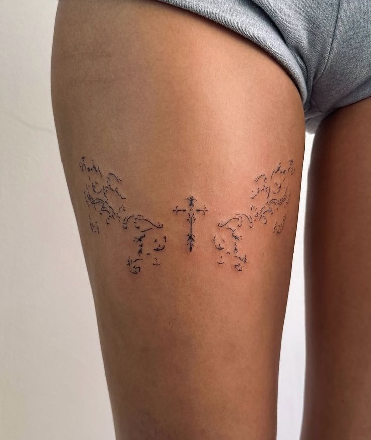 elegant blackwork knee tattoo design