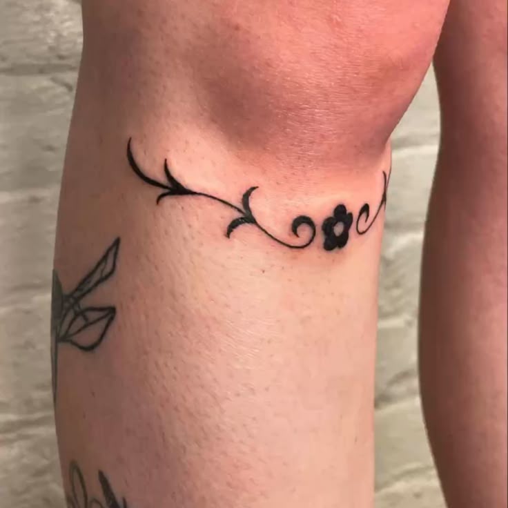 elegant blackwork knee tattoo design