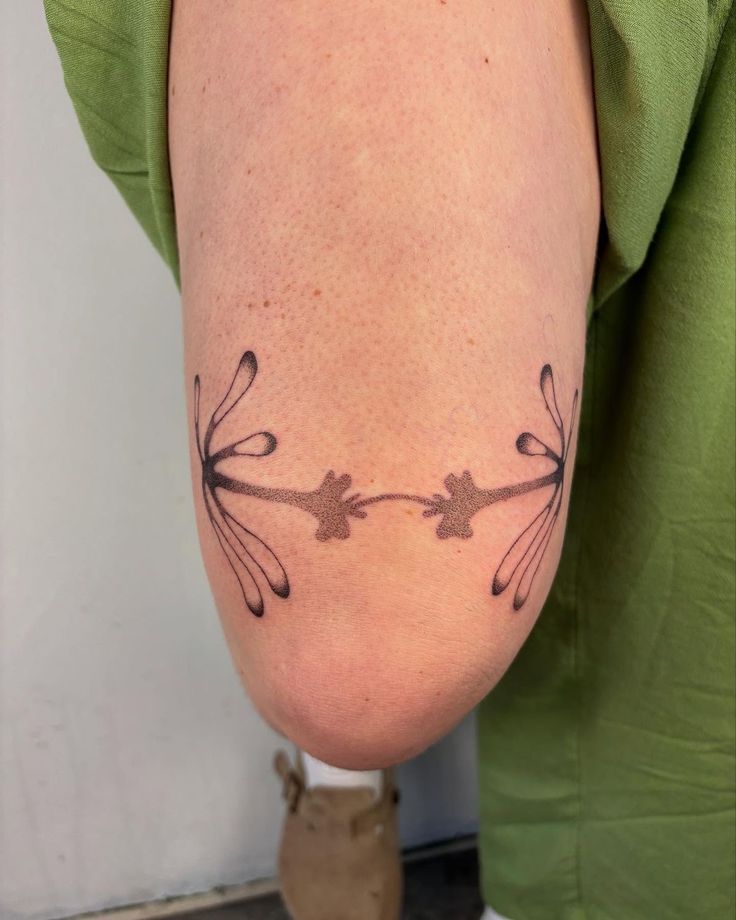 Elegant Minimalist Knee Tattoo Design