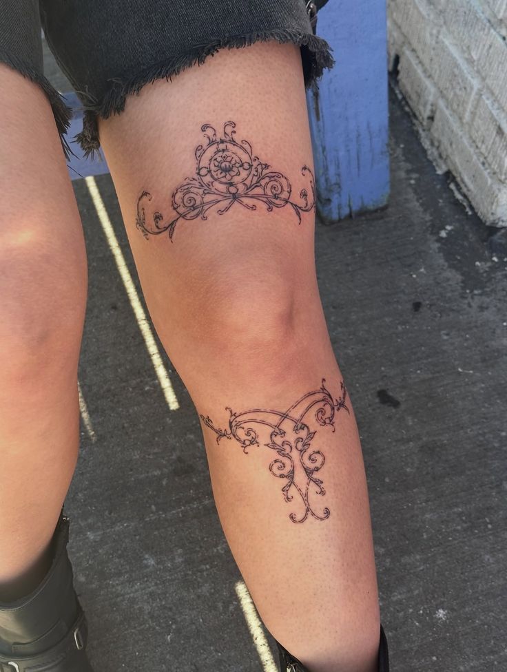 elegant blackwork knee tattoo design