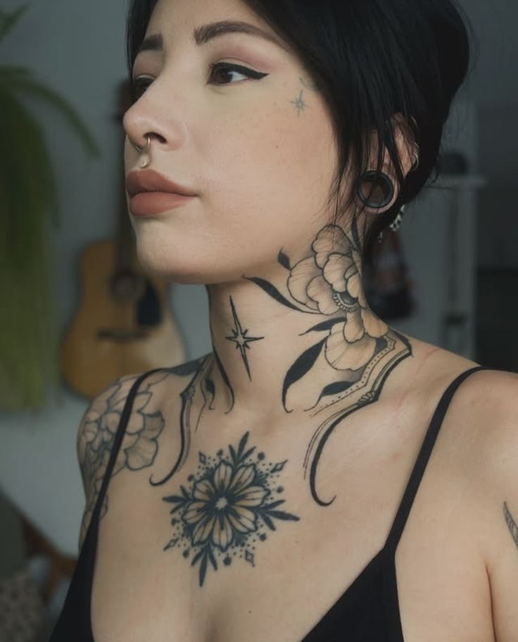 Chest Neck Tattoo, Flower Neck Tattoo, Throat Tattoo, Neck Tattoos Women, Tatuagens Exclusivas, Mama Tattoo Ideen, Back Of Neck Tattoo, Elegant Tattoos, Black Ink Tattoos