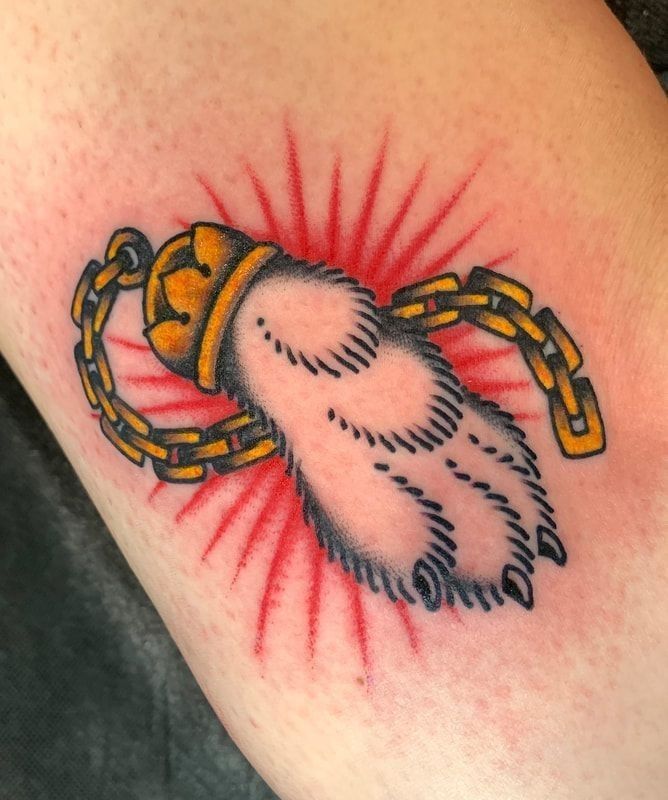 Bold Traditional Chain Hand Tattoo